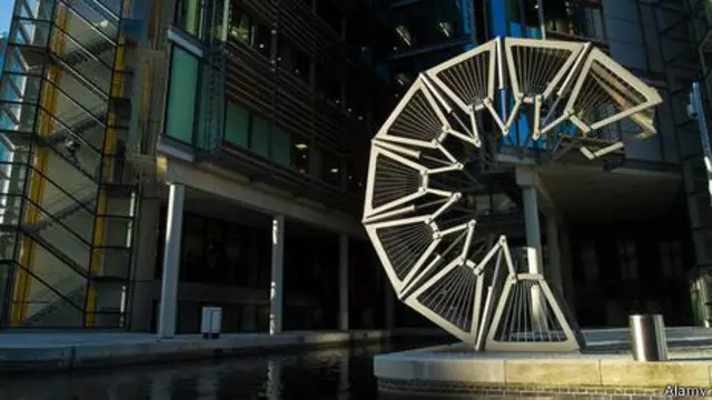 A Rolling Bridge, em Londres, enrola para dar passagem a barcos