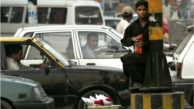 پاکستان کا قومی پھول چنبیلی عرف یاسمین بتایا جاتا ہے۔ مگر اس پھول کی توقیر کا عالم یہ ہے کہ ٹریفک سگنلز پر یاسمین کے گجرے فروخت کرتے غیر سکولی بچے صاحبوں کی ٹھنڈی گاڑی کے بند شیشے کھٹکا کے رہ جاتے ہیں 