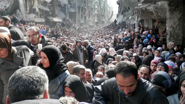 لا يزال هناك 18 ألف لاجئ داخل مخيم اليرموك.