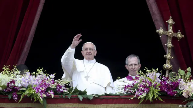 Папа римский Франциск выступает с пасхальным обращением в Ватикане