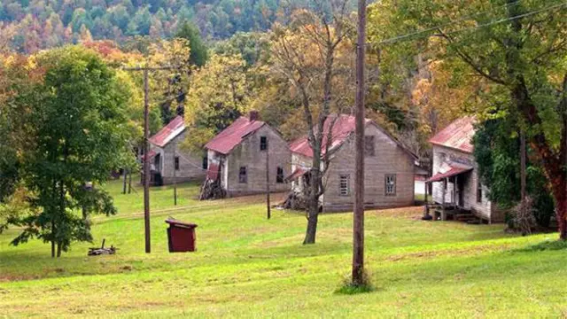 Casas de madeira alinhadas mas decadentes formaram o cenário do Distrito 12, terra da heroína Katniss