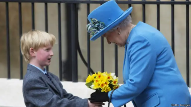 Королеве Елизавете вручили цветы после пасхальной службы в Виндзоре