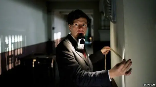 السر ماین ځای پرځای کوي (د نوي فلم یوه صحنه)