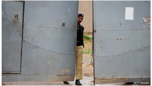 ضلعی انتظامیہ کے مطابق یہ فیصلہ اس مقدمے میں گرفتار ہونے والے تین ملزمان کی حفاظت کو مدنظر رکھتے ہوئے کیا گیا ہے