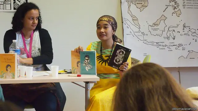 Okky Madasari (kanan) dalam sebuah festival sastra di Prancis, Oktober 2014, yang antara lain membahas karya-karyanya.