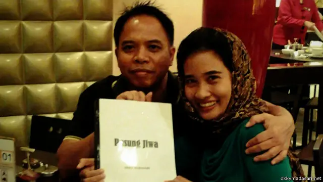 Okky Madasari dan suaminya, Abdul Khalik, dalam sebuah acara.