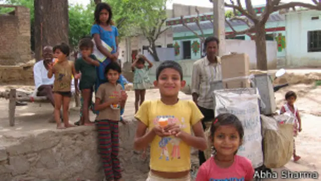 राजस्थान के एक गाँव में खेलते बच्चे