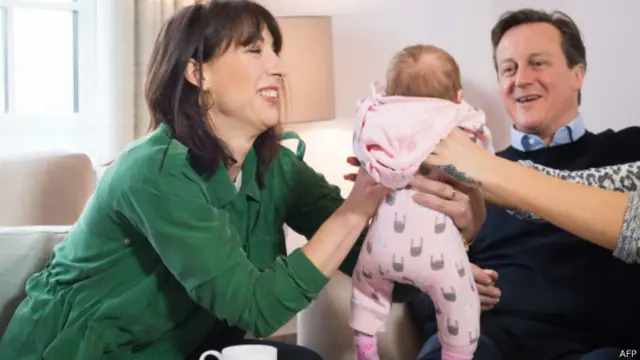 David Cameron está casado con Samantha Gwendoline Sheffield (izquierda) y juntos tienen tres hijos.