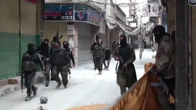 اتوار ہو جاری رہنے والے شدید لڑائی پیر کے روز وقفے وقفے سے جاری رہی