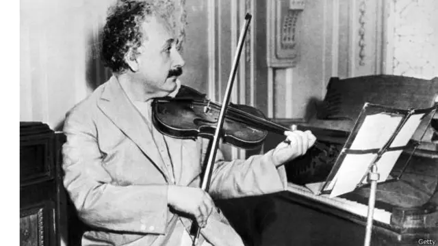 آلبرت اینشتین فیزیکدان برجسته قرن بیستم و واضع نظریه نسبیت. این عکس در سال ۱۹۳۱ برداشته شده است