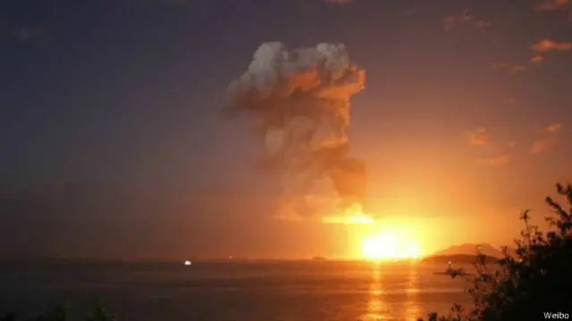 这是古雷石化项目投产两年多时间里第二次发生爆炸事故（图片来自微博）