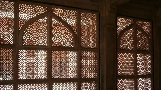 Сарой аёлларининг ҳаёти панжара ортида кечган