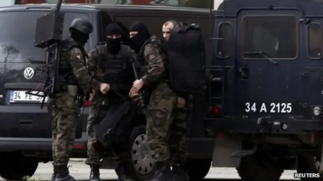 قتل المسلحان والمدعي العام في تبادل لإطلاق النار عندما اقتحمت الشرطة المبنى أثناء محاولة الإنقاذ