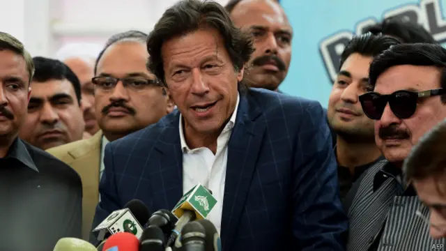 اگر امن کی فضا برقرار رہے گی تو کراچی کے لوگوں کی اس میں بہتری ہے: عمران خان