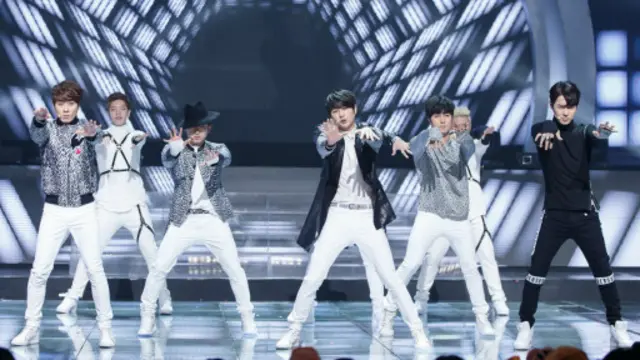 韩国著名的老牌乐队《神话》（Shinhwa）