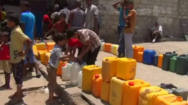 زیادہ تر پیٹرول پمپ بند پڑے ہیں اور جو کھلے ہیں وہاں لمبی قطاریں ہیں