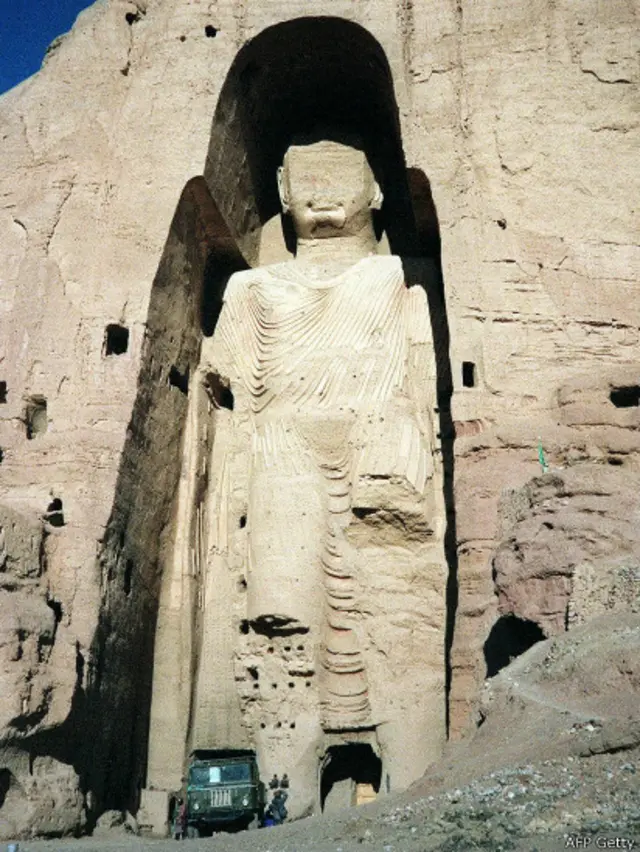 Como cuando ordenó la destrucción de los budas de Bamiyan en 2001, el mulá Omar sigue controlando las actividades del Talibán de Afganistán, de acuerdo a su biografía.