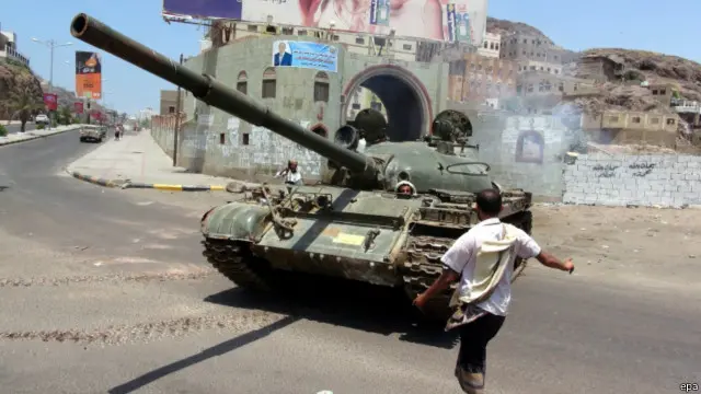 خبر ساں ادارے روئٹرز کو مقامی لوگوں نے بتایا کے باغیوں کو ٹینکوں اور بکتربند گاڑیوں کے مدد بھی حاصل تھی