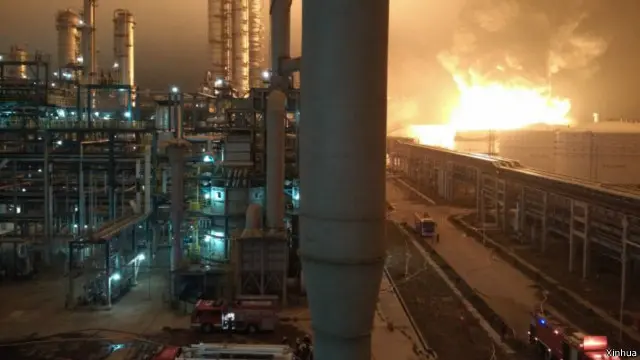 新华社报道，目前，燃烧罐体没有发现泄漏现象，没有波及周边的储罐、装置及管廊。（资料图片）