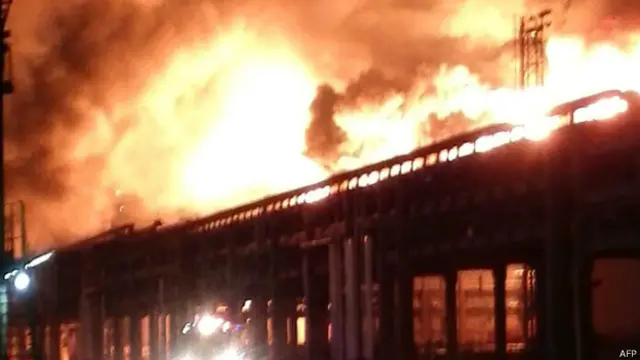 Kekuatan ledakan dirasakan sampai 10 kilometer dari pabrik.