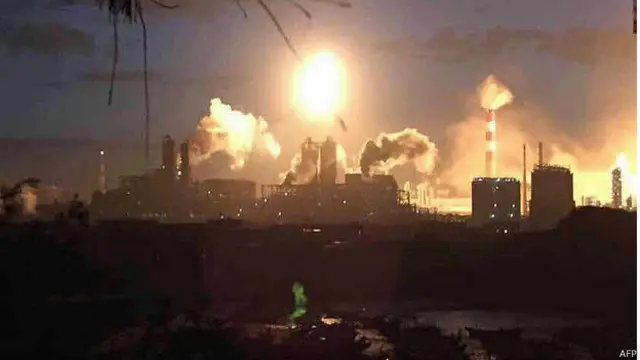 Ledakan terjadi di unit pompa pabrik yang kemudian diikuti kebakaran.