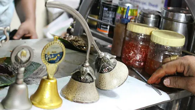 پان میٹھا ہو تو گل قند اور سادہ ہو تو صرف الائچی کے دانے۔ غرض اس کے بنانے میں اور ان اجزا کو ملانے میں پان بنانے والے کا سلیقہ اور تجربہ شاملِ کار ہے