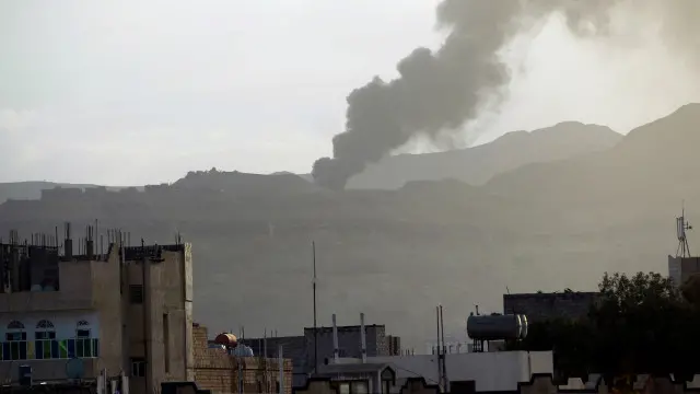 له هغې ودانۍ لوګی پورته کېږي، چې غالباً صنعاء کې د حوثیانو د وسلو زېرمه پکې وه او سعودي بمباري کړه