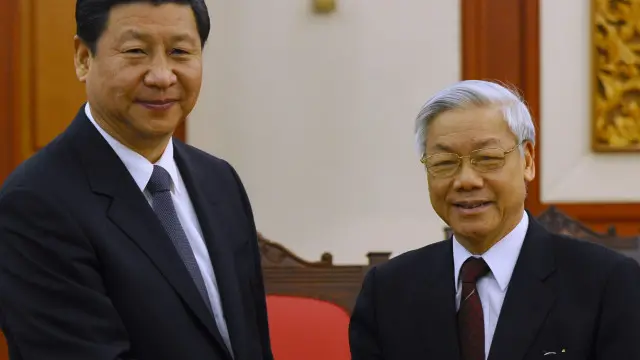 據認為越共領導層中就如何應對中國存在分歧，有人主張強硬，有人主張妥協（圖為阮富仲2011年訪問中國會見習近平）