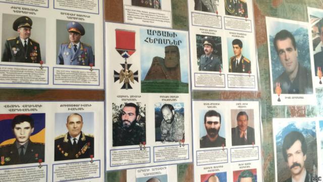 Школьный плакат, изображающий ветеранов войны в Нагорном Карабахе
