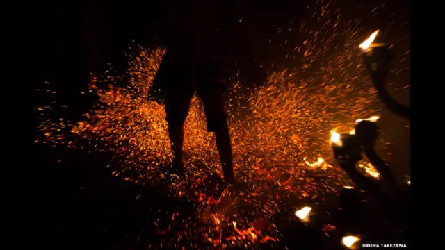 На фото: ноги танцюриста, що виконує ритуальний танець поблизу багаття, Балі, Індонезія