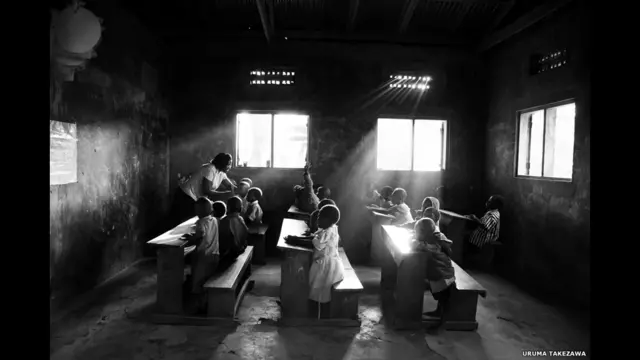 На фото: шкільний клас в Уганді