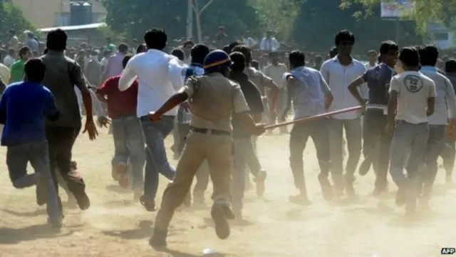 اتر پردیش کے دیگر علاقوں میں ڈرونز کا استعمال فضائی سرویلنس کے لیے کیا جاتا ہے تاہم اس سے قبل ہجوم کو کنٹرول کرنے لیے ان کا استعمال نہیں کیا گیا