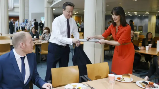 David Cameron dan istrinya, Samantha, menyiapkan sarapan saat berkampanye di Edinburgh, Skotlandia.