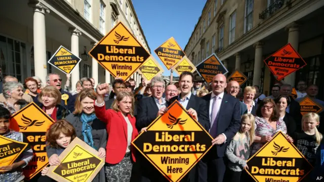Nick Clegg saat berkampanye di kota Bath, kemarin (06/04).