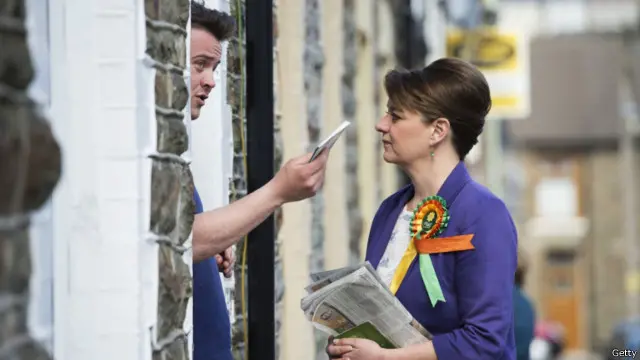 Leanne Wood dari Partai Nasional Wales, Plaid Cymru, saat berkampanye di Rhondda, Wales.
