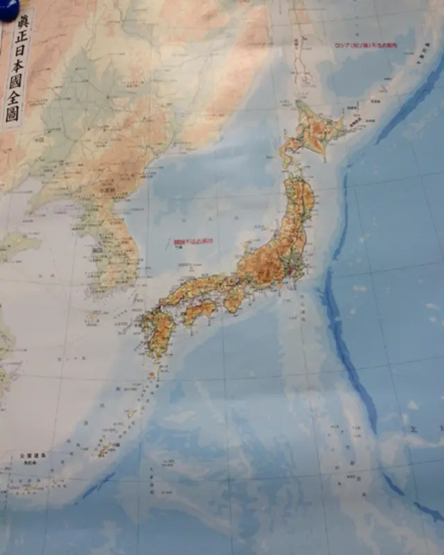 一水會總部懸掛一幅所謂"真正日本地圖"，顯示日本與俄羅斯的領土爭端，但並沒有標明釣魚島/尖閣諸島的爭端。 