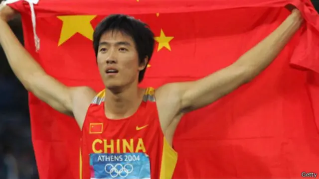 中国短跑选手刘翔被许多人说成是“民族英雄”