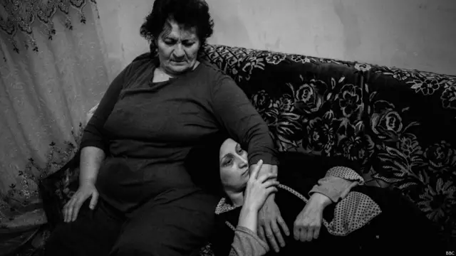 Xəstəliyi haqqında evli olduğu ərindən boşanaraq anasının evində yaşamağa başlayanda öyrənib. 