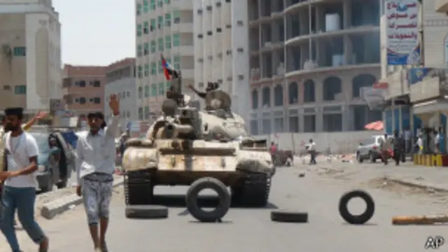 အေဒင်မြို့ လမ်းတွေပေါ်မှာ တိုက်ပွဲတွေ ဆက်ရှိနေ။