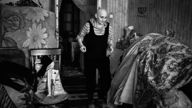 Nəhayət bir həkim əməliyyatı öhdəsinə götürüb. Sara, əməliyyatdan sonra fərqli həkimlərin müayinəsindən keçərək müalicə alıb. 