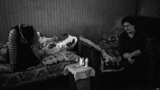 Bir tərəfdən ağır xəstəlik, digər tərəfdən də uşaqlarının məsuliyyəti ailəni çıxılmaz vəziyyətdə qoyub. Şəkilləri BBC Azərbaycanca üçün Cahangir Yusif çəkib.