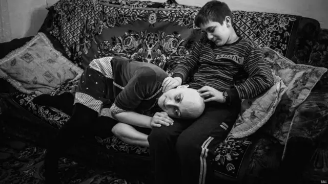 Sara iki oğlundan biri Raufla birgə. Ümumdünya Səhiyyə Təşkilatının 2008-ci il araşdırmasına görə, Azərbaycanda hər il 450-dən çox qadına servikal (uşaqlıq boyu) xərçəng diaqnozu qoyulur. Bu xəstələrin 230-dan çoxu ölür. 