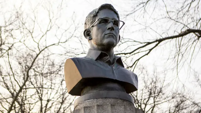 Бюст Эдварда Сноудена в парке Форт Грин