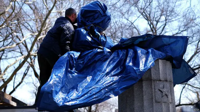 Демонтаж бюста Эдварда Сноудена