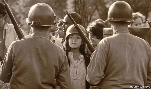 Joven enfrentada a soldados