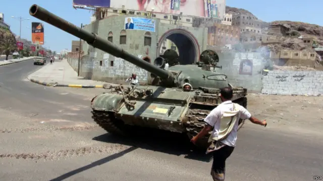 Sebuah tank melintas di pusat kota Aden yang terkoyak oleh perang sejak beberapa bulan terakhir.