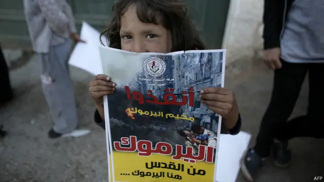 طفلة فلسطينية ترفع مصلقا للتضامن مع العالقين في مخيم اليرموك، وذلك أمام مقر الصليب الأحمر في مدينة القدس.