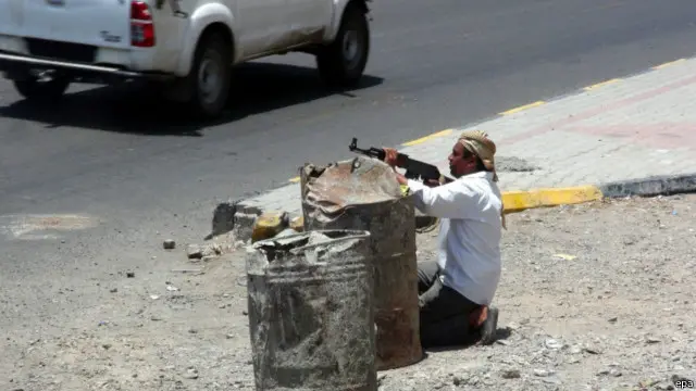 Pendukung Presiden Abdurrabuh Mansour Hadi mengambil posisi siap menembak.