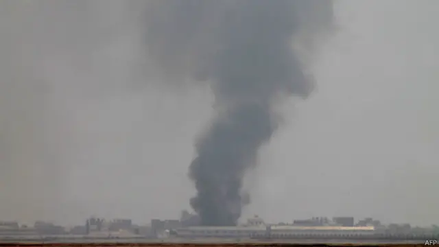 ستون دود در منطقه‌ای نزدیک فرودگاه عدن