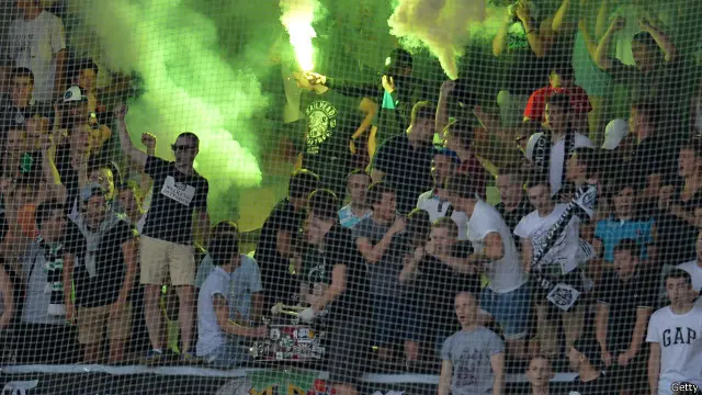 Laki-laki dewasa pendukung klub ini juga dilarang menonton pertandingan tandang selama tiga pertandingan.